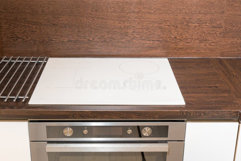 Vooraanzicht van de keuken met een glas ceramische plaat en een fornuis royalty-vrije stock afbeelding Vooraanzicht van de keuken met een glas ceramische plaat en een fornuis royalty-vrije stock afbeelding