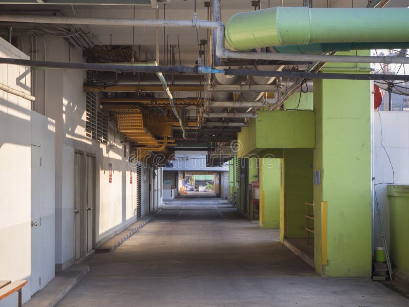 Vooraanzicht van de tunnel van het autoparkeren voor achtergrond stock foto Vooraanzicht van de tunnel van het autoparkeren voor achtergrond stock foto