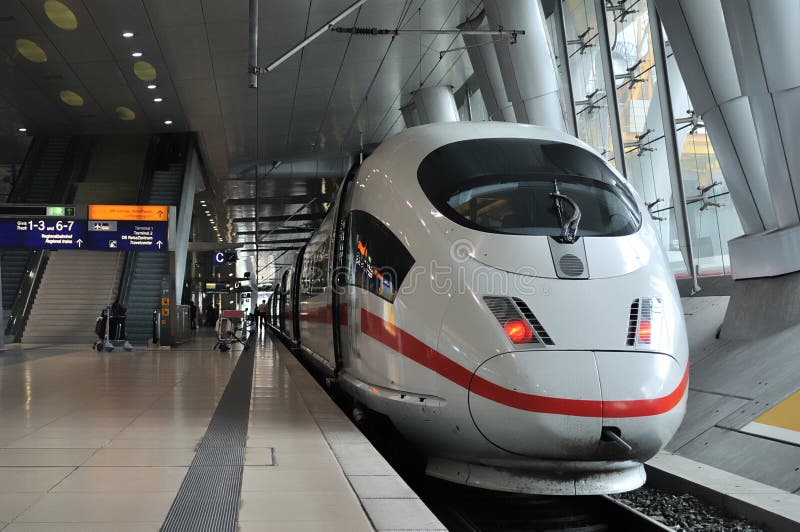 Vooraanzicht van een Interlokale Sneltrein (ijs) Vooraanzicht van een Interlokale Sneltrein (ijs)