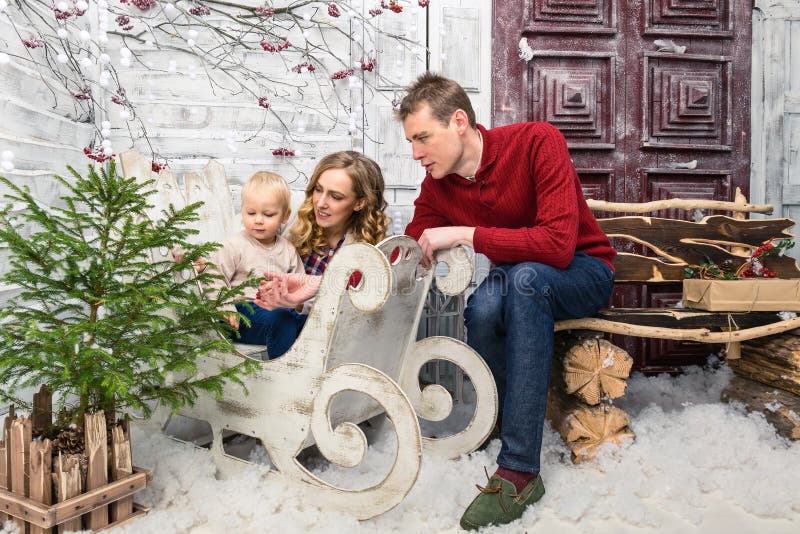 Vooraanzicht van gelukkige familie: mamma, papa en weinig zoon Mooie zoon stock afbeeldingen Vooraanzicht van gelukkige familie: mamma, papa en weinig zoon Mooie zoon stock afbeeldingen