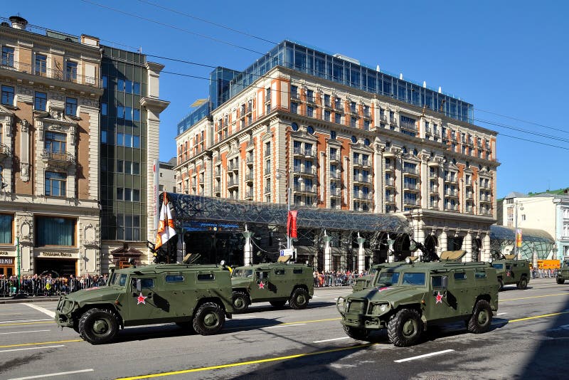 Voorbereiding van de Victory Day-parade in Moskou - militaire uitrusting op een stadsstraat stock afbeelding Voorbereiding van de Victory Day-parade in Moskou - militaire uitrusting op een stadsstraat stock afbeelding