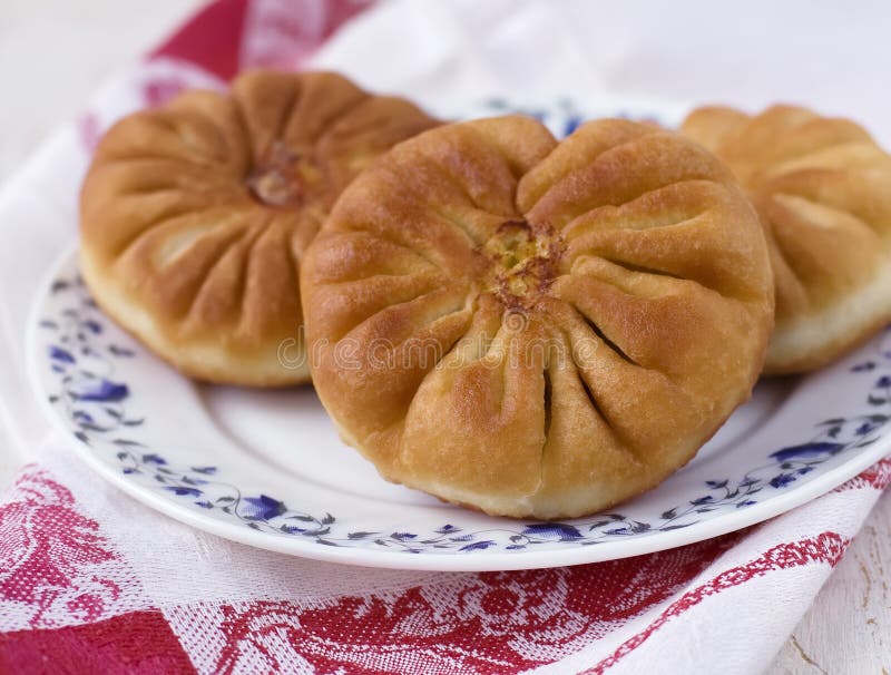 Voorbereiding van peremyachi, belyashi Russische, Bashkir en Tatar keuken stock foto Voorbereiding van peremyachi, belyashi Russische, Bashkir en Tatar keuken stock foto