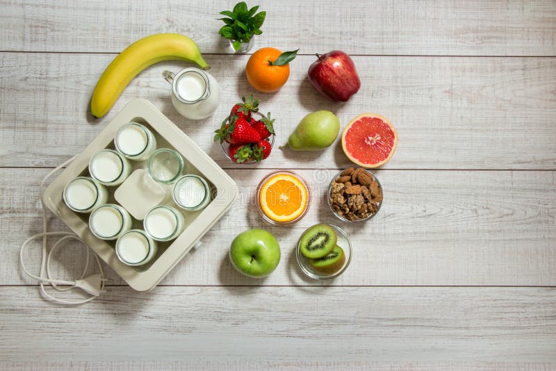 Voorbereidingen voor het maken van yoghurt en ingrediënten royalty-vrije stock foto Voorbereidingen voor het maken van yoghurt en ingrediënten royalty-vrije stock foto