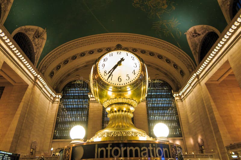 Voorgevel van Grand Central -Terminal bij schemering in New York stock afbeeldingen Voorgevel van Grand Central -Terminal bij schemering in New York stock afbeeldingen