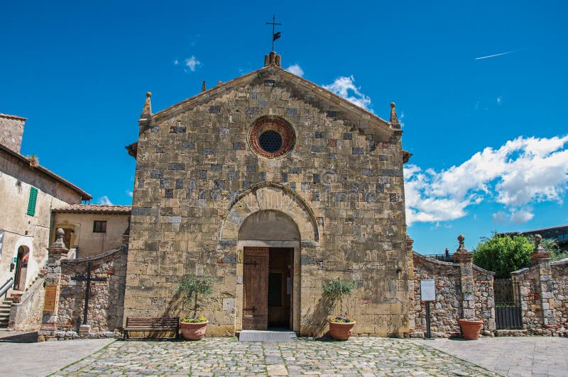 Voorgevelmening van een oude kerk in een zonnige dag bij het gehucht van Monteriggioni royalty-vrije stock fotografie Voorgevelmening van een oude kerk in een zonnige dag bij het gehucht van Monteriggioni royalty-vrije stock fotografie