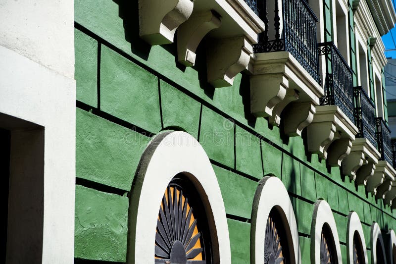 Voorgevelmuur op groene gepleisterde achtergrond in San Juan, Puerto Rico royalty-vrije stock foto's Voorgevelmuur op groene gepleisterde achtergrond in San Juan, Puerto Rico royalty-vrije stock foto's