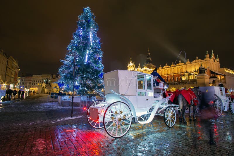 Voornaamste markerplein in Krakau nachtwinter Paardengetrokken rijtuigen royalty-vrije stock afbeelding Voornaamste markerplein in Krakau nachtwinter Paardengetrokken rijtuigen royalty-vrije stock afbeelding
