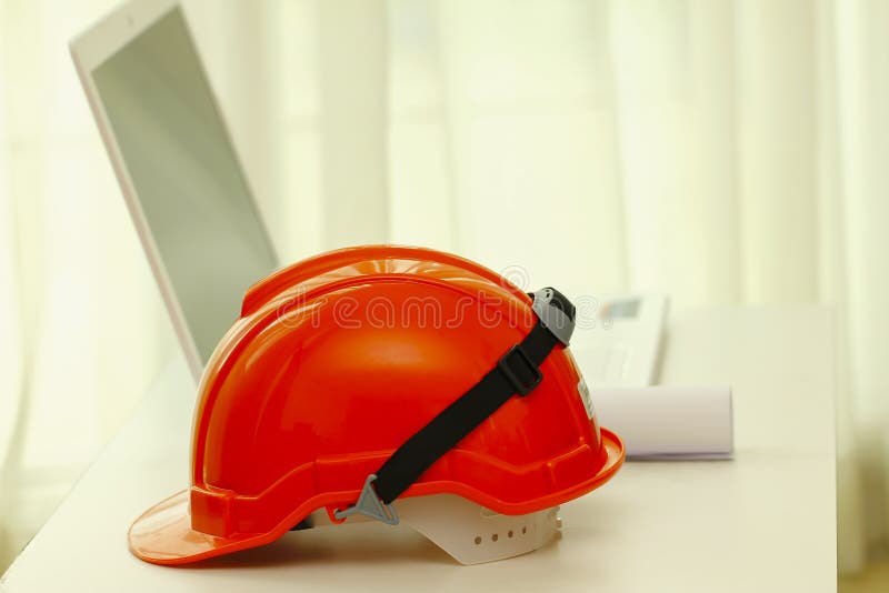 Voorraadfoto - Oranje Veiligheidshelm en norebook op witte lijst stock foto's Voorraadfoto - Oranje Veiligheidshelm en norebook op witte lijst stock foto's