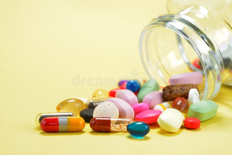 Voorschriftpillen en de Drugs die van het Geneeskundemedicijn uit een fles morsen royalty-vrije stock foto's Voorschriftpillen en de Drugs die van het Geneeskundemedicijn uit een fles morsen royalty-vrije stock foto's