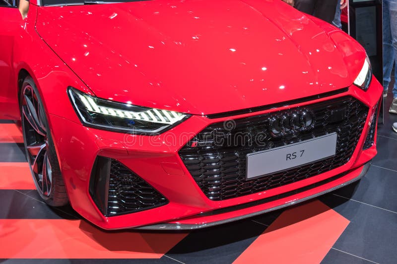 Voorste grill en lichten van Audi RS7 stock afbeelding Voorste grill en lichten van Audi RS7 stock afbeelding