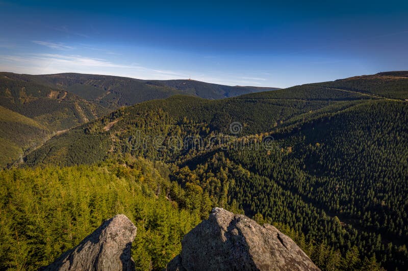 Vooruitzicht Rysi skaly met onder Praded op de achtergrond, rotsen in de voorgrond en het groene valleihoogtepunt van naaldbomen royalty-vrije stock fotografie Vooruitzicht Rysi skaly met onder Praded op de achtergrond, rotsen in de voorgrond en het groene valleihoogtepunt van naaldbomen royalty-vrije stock fotografie
