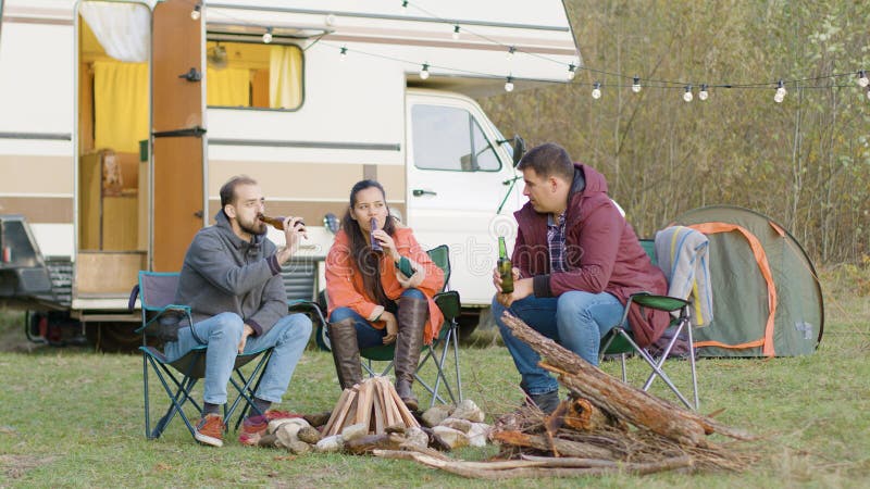 Voorzichtige vrienden die toast maken met bier stock foto's Voorzichtige vrienden die toast maken met bier stock foto's