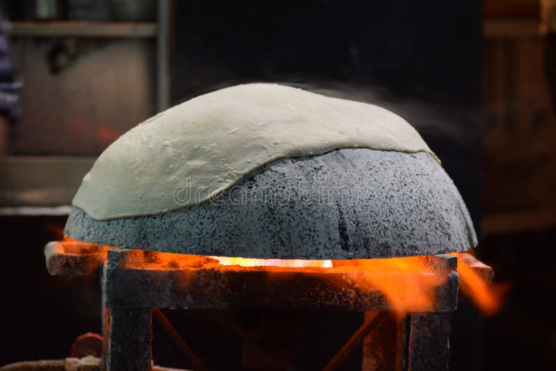 Vorbereiten von tandoori rumali roti auf tawa mit Flamme stockbilder Vorbereiten von tandoori rumali roti auf tawa mit Flamme stockbilder