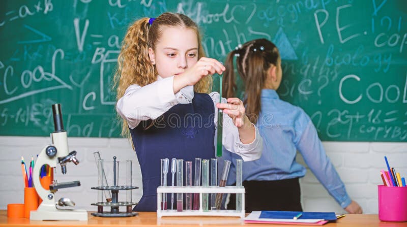 Vorbereiten zu den Pr?fungen Labormikroskop Der Tag der Kinder Wenig Kinder am Labor Studenten tun Biologieexperimente mit stockfotos Vorbereiten zu den Pr?fungen Labormikroskop Der Tag der Kinder Wenig Kinder am Labor Studenten tun Biologieexperimente mit stockfotos