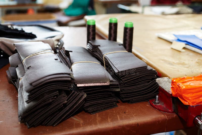 Vorbereitete, zusammengerollte lederne Teile, benutzt in der Produktion von Schuhen, Handtaschen