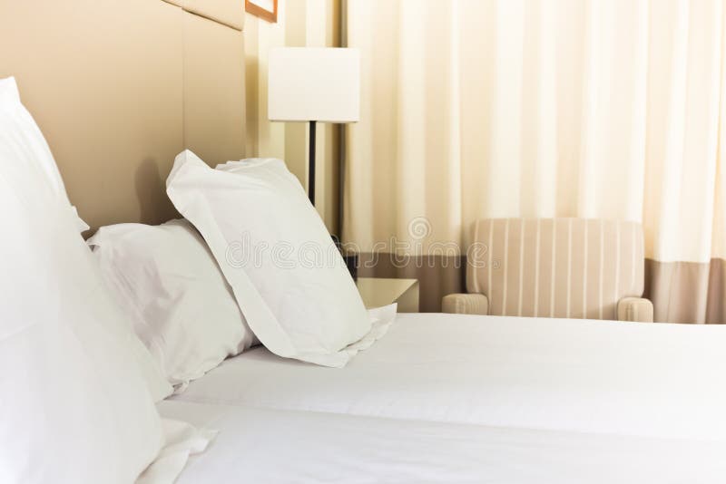 Vorbereitetes frisches Bett, Szene im Hotelzimmer lizenzfreie stockfotografie Vorbereitetes frisches Bett, Szene im Hotelzimmer lizenzfreie stockfotografie