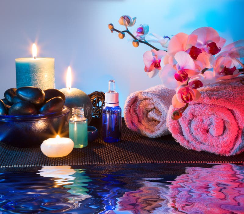 Vorbereitung für Massage und Aromatherapie lizenzfreie stockfotografie Vorbereitung für Massage und Aromatherapie lizenzfreie stockfotografie