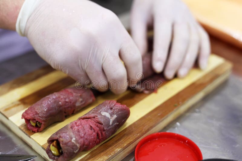 Vorbereitung von Fleischrouladen lizenzfreies stockfoto Vorbereitung von Fleischrouladen lizenzfreies stockfoto