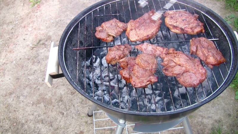 Vorbereitung von köstlichen gegrillten Fleischscheiben auf Feuer