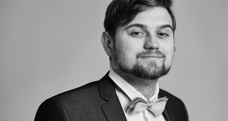 Vorbildlicher Mann des Hippies in der stilvollen Kleidung, die auf Studiohintergrund aufwirft stockfoto Vorbildlicher Mann des Hippies in der stilvollen Kleidung, die auf Studiohintergrund aufwirft stockfoto