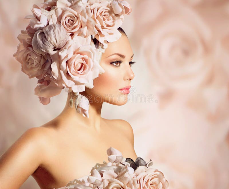 Vorbildliches Girl mit dem Blumen-Haar lizenzfreie stockfotos