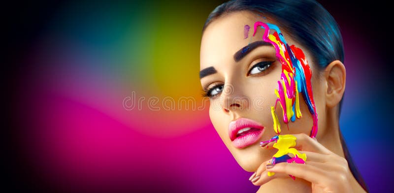 Vorbildliches Mädchen der Schönheit mit bunter Farbe auf ihrem Gesicht Schönheit mit Farbe der flüssigen Flüssigkeit lizenzfreie stockfotos Vorbildliches Mädchen der Schönheit mit bunter Farbe auf ihrem Gesicht Schönheit mit Farbe der flüssigen Flüssigkeit lizenzfreie stockfotos