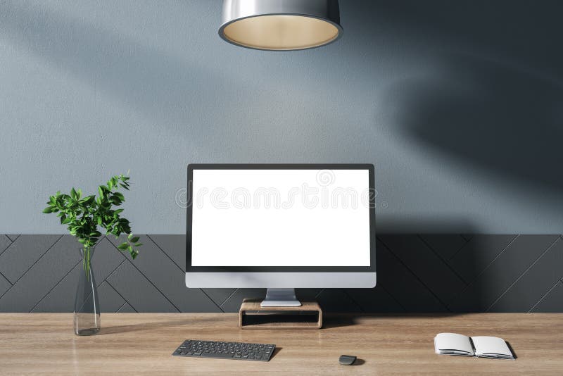 Vorderansicht auf dem Computerbildschirm mit weißem Bildschirm auf dunklem Holztisch mit schwarzem Keyboard-Notebook und Glasvase stock abbildung