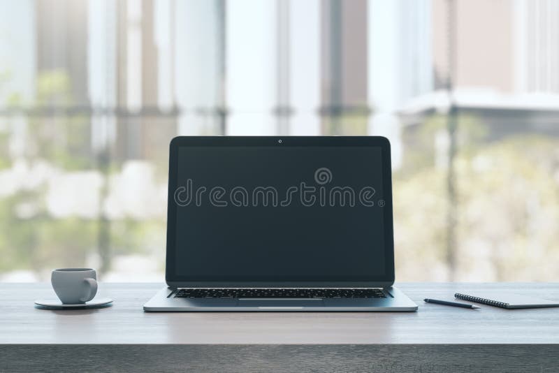 Vorderansicht auf dem leeren dunklen Bildschirm des Laptops mit Platz für Ihr Logo oder Text auf Holzfläche auf sonniger Straßense lizenzfreie abbildung