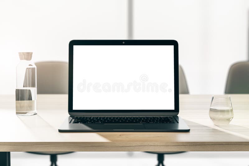 Vorderansicht auf weißem, modernem Notebook-Bildschirm mit Platz für Ihr Logo oder Text auf einem Holztisch mit Glas und einer Fla lizenzfreie abbildung