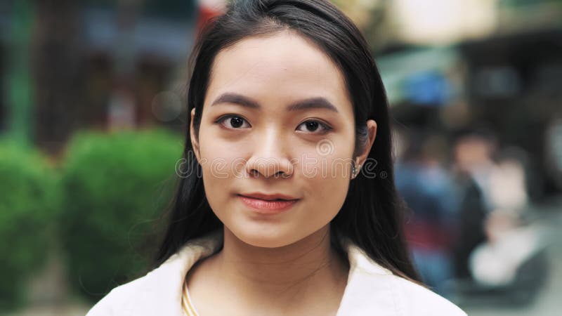 Vorderansicht einer jungen vietnamesischen Frau mit Kamera