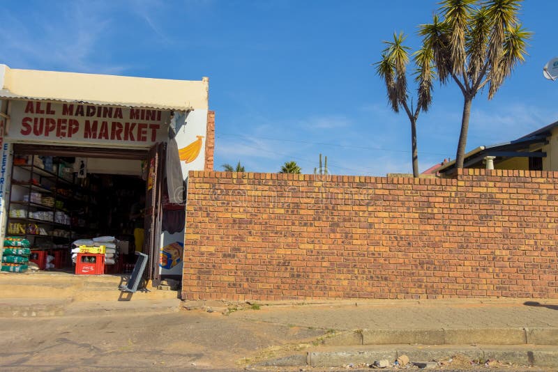 Blick auf die Front einer Spaza-Shop stockfotos
