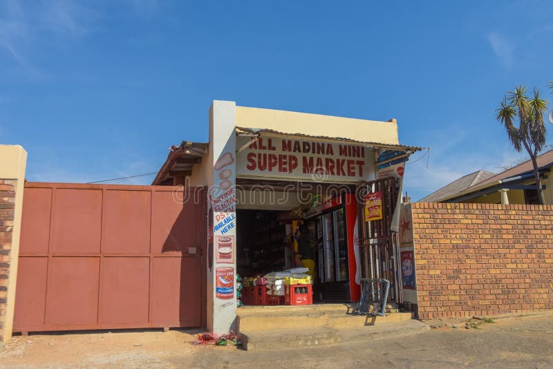 Blick auf die Front einer Spaza-Shop lizenzfreie stockfotos