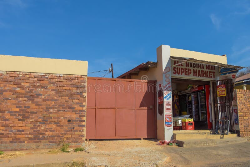 Vorderansicht Spaza-Shops lizenzfreie stockbilder