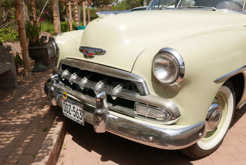 Vorderansicht von Chevrolet Styleline de Luxe in Lima lizenzfreie stockfotos Vorderansicht von Chevrolet Styleline de Luxe in Lima lizenzfreie stockfotos