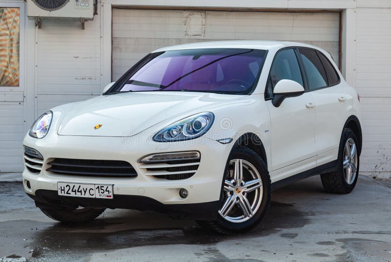 Vorderansicht von Porsche Cayenne 958 2008 in der weißen Farbe nachdem dem Säubern vor Verkauf an einem Sommertag auf parkendem H stockfotos Vorderansicht von Porsche Cayenne 958 2008 in der weißen Farbe nachdem dem Säubern vor Verkauf an einem Sommertag auf parkendem H stockfotos