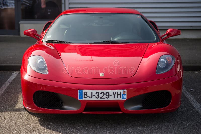 Mulhouse- Frankreich- 8 Mars 2020- Vorderansicht von rotem Ferrari F430 geparkt auf der Straße