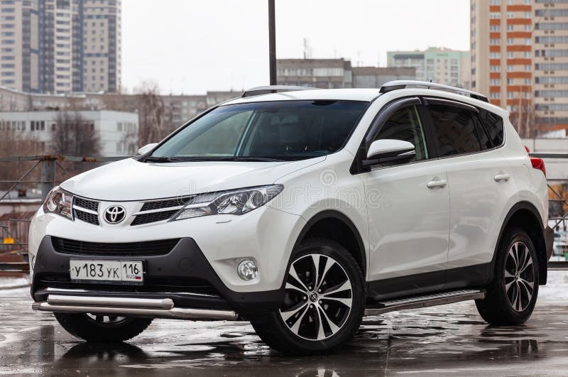 Vorderansicht von Toyota RAV4 2015-j?hrig in der wei?en Farbe nachdem dem S?ubern vor Verkauf auf Parken Selbstdienstleistungsind lizenzfreies stockbild Vorderansicht von Toyota RAV4 2015-j?hrig in der wei?en Farbe nachdem dem S?ubern vor Verkauf auf Parken Selbstdienstleistungsind lizenzfreies stockbild