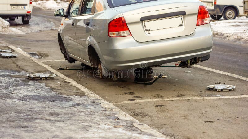 Vordere Scheibenbremse nach Wiederaufbauenoberfläche auf Auto auf einer Straße lizenzfreie stockfotos Vordere Scheibenbremse nach Wiederaufbauenoberfläche auf Auto auf einer Straße lizenzfreie stockfotos