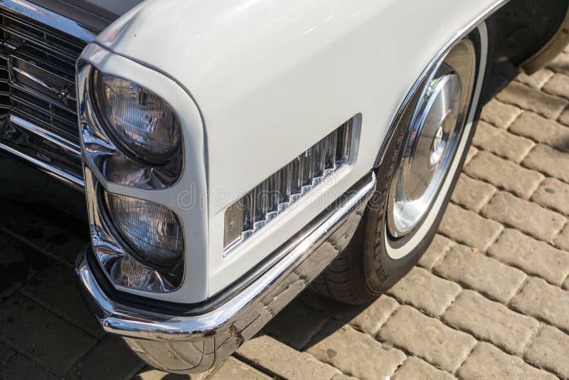 Vordere Verdoppelungscheinwerfer einer Weinlese weißes Cadillac Coupe de Ville an der Retro- Autoshow stockfoto