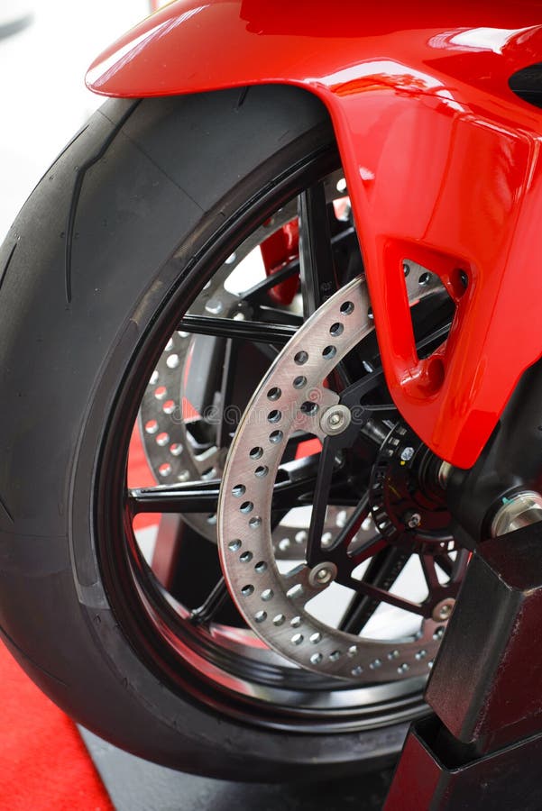 Vorderrad und Doppelbremsscheibe des Laufens des Motorrades auf einem Standkasten lizenzfreie stockbilder Vorderrad und Doppelbremsscheibe des Laufens des Motorrades auf einem Standkasten lizenzfreie stockbilder