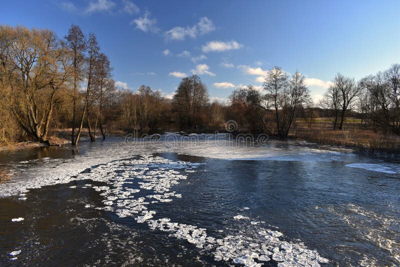 Vorfrühling in Litauen Kruoja-Fluss stockbilder Vorfrühling in Litauen Kruoja-Fluss stockbilder