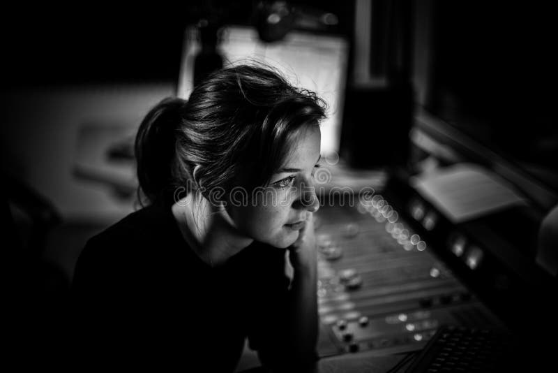 Vorführer oder Wirt in der Radiosenderhostingshow für Radio leben im Studio Weiblicher Radiodirektor im Studio Radioproduzentfrau