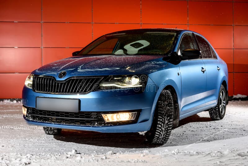 Vorkuta komi rosja 12 03 2018 : skoda rapid blue car zimą w śniegu z włączonymi reflektorami obraz royalty free