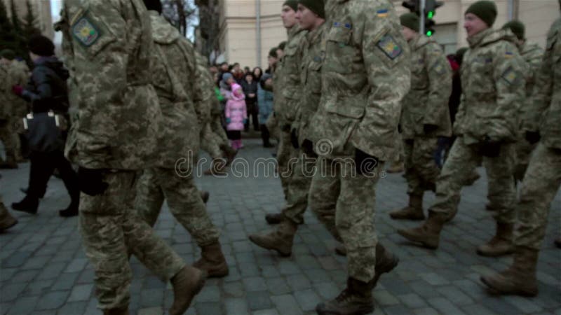 Vorming van militairen in het eenvormige marcheren op de bestrating op de straat