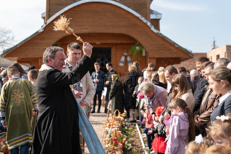 Voroblevychidorp, Drohobych-district, de Oekraïne - April 07, 2018: De priester zegent Pasen-manden met voedsel stock fotografie Voroblevychidorp, Drohobych-district, de Oekraïne - April 07, 2018: De priester zegent Pasen-manden met voedsel stock fotografie