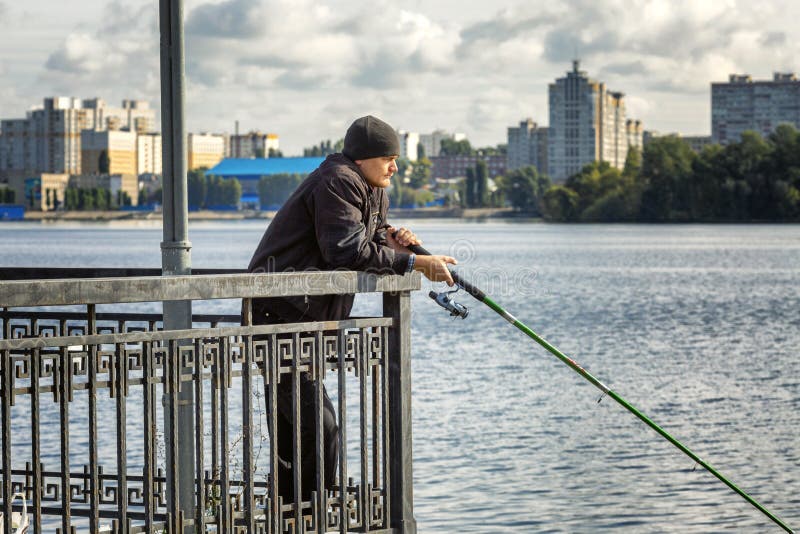 Voronezh, Rosja, 09/24/2016: Rybaka chwyta ryba na miasto bulwarze zdjęcie stock Voronezh, Rosja, 09/24/2016: Rybaka chwyta ryba na miasto bulwarze zdjęcie stock