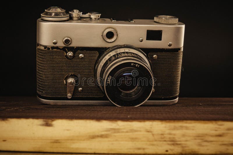Voronezh Rusia c?mara sovi?tica del viejo vintage del 2 de abril de 2019 con la lente en fondo de madera imágenes de archivo libres de regalías Voronezh Rusia c?mara sovi?tica del viejo vintage del 2 de abril de 2019 con la lente en fondo de madera imágenes de archivo libres de regalías
