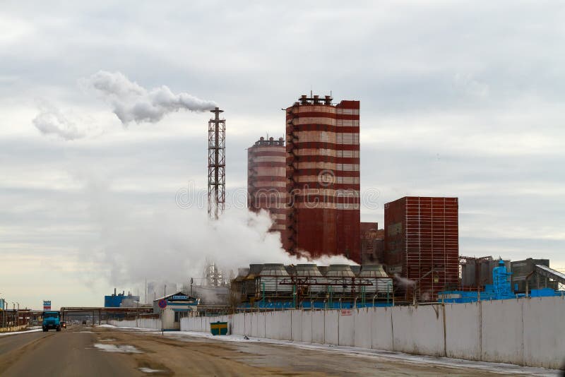Voronezhgebied, Rossosh Rusland: 11 november, 2011 De minerale meststoffen van de uitlaatinstallatie Illustratie van milieuvervui royalty-vrije stock fotografie Voronezhgebied, Rossosh Rusland: 11 november, 2011 De minerale meststoffen van de uitlaatinstallatie Illustratie van milieuvervui royalty-vrije stock fotografie