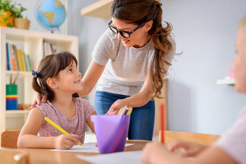 Vorschullehrer Der Das Intelligente Kind Lernt Zu Schreiben Und Zu