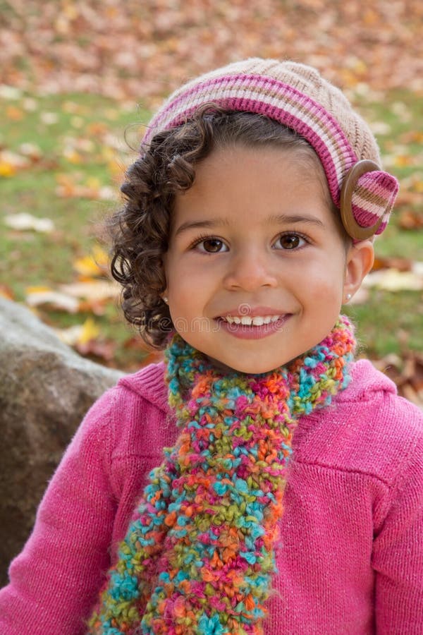 Vorschulmädchen in den Knits lizenzfreie stockfotos Vorschulmädchen in den Knits lizenzfreie stockfotos